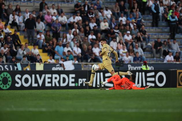 Gil Dias ( FC Famalicao ) in action during the match between FC Famalicao and Vitoria SC, valid for Liga Portugal Betclic 2025 2026 at Estadio Municipal de Famalicao on 26 October 2025. Porto Estadio Municipal de Famalicao Famalicao Portugal Copyright: xIMAGOx xPRIMExSPORTSxIMAGESx xFILIPExOLIVEIRAx