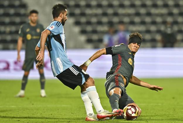 AL WAKRAH SC V AL RAYYAN SC-DOHA BANK STARS LEAGUE QATAR Fahad Waad Al-Bayati (L) of Al-Wakrah SC and Andre Amaro of Al Rayyan SC in action during the Doha Bank Stars League Qatar match between Al Wakrah SC and Al Rayyan SC at Saoud Bin Abdulrahman Stadium in Doha, Qatar, on October 26, 2025. DOHA Qatar Copyright: xNOUSHADx