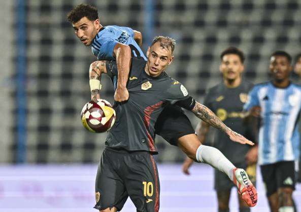 AL WAKRAH SC V AL RAYYAN SC-DOHA BANK STARS LEAGUE QATAR Hamdy Fathy Abdel Fattah (R) of Al-Wakrah SC and Roger Krug Guedes of Al Rayyan SC in action during the Doha Bank Stars League Qatar match between Al Wakrah SC and Al Rayyan SC at Saoud Bin Abdulrahman Stadium in Doha, Qatar, on October 26, 2025. DOHA Qatar Copyright: xNOUSHADx