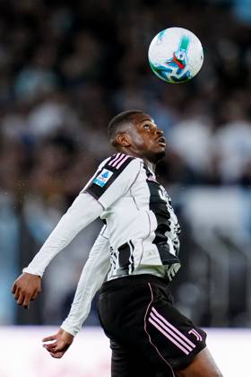 SS Lazio v Juventus FC - Serie A Enilive Pierre Kalulu of Juventus FC controls the ball during the serie Serie A Enilive match between SS Lazio and Juventus FC at Olimpico on October 26, 2025 in Rome, Italy Rome Stadio Olimpico Lazio Italy Copyright: xGiuseppexMaffiax 251026_SerieA_Lazio-Juventus_GM_3608