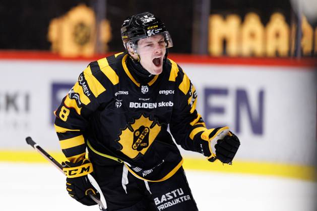 251028 Skellefteas Oliver Okuliar celebrates after 2 0 during the ice hockey match in SHL between Skelleftea and Lulea on October 28, 2025 in Skelleftea Copyright: JOHANxLÖF BB251028BB319