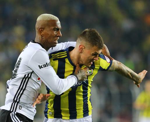 Fenerbahce v Besiktas: Ziraat Turkish Cup ISTANBUL, TURKEY - APRIL 19: Talisca (L) of Besiktas in action against Martin Skrtel (R) of Fenerbahce during Ziraat Turkish Cup Semi Final second leg soccer match between Fenerbahce and Besiktas at Ulker Stadium in Istanbul, Turkey on April 19, 2018. Istanbul Turkey. Editorial use only. Please get in touch for any other usage. Copyright: x2025xAnadoluxEmrahxYorulmazx