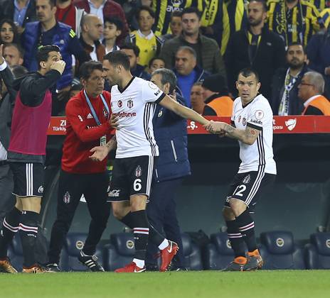 Fenerbahce v Besiktas: Ziraat Turkish Cup ISTANBUL, TURKEY - APRIL 19: Medel (R) of Besiktas tries to calm his teammate Dusko Tosic (C) down during Ziraat Turkish Cup Semi Final second leg soccer match between Fenerbahce and Besiktas at the Ulker Stadium in Istanbul, Turkey on April 19, 2018. The match was cancelled after the latest incidents. Istanbul Turkey. Editorial use only. Please get in touch for any other usage.  Copyright: x2025xAnadoluxSerhatxÃ‡aÄüdaÅüx