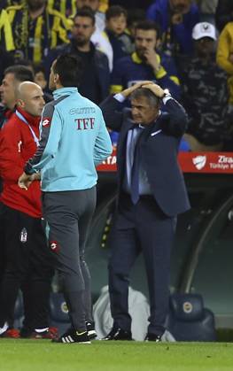 Fenerbahce v Besiktas: Ziraat Turkish Cup ISTANBUL, TURKEY - APRIL 19: Head coach of Besiktas holds his head after fans throw an object during Ziraat Turkish Cup Semi Final second leg soccer match between Fenerbahce and Besiktas at the Ulker Stadium in Istanbul, Turkey on April 19, 2018. The match was cancelled after the latest incidents. Istanbul Turkey. Editorial use only. Please get in touch for any other usage. Copyright: x2025xAnadoluxSerhatxÇaÄüdaÅüx