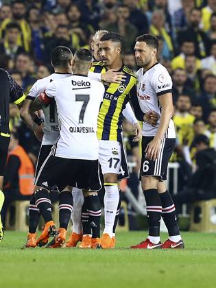 Fenerbahce v Besiktas: Ziraat Turkish Cup ISTANBUL, TURKEY - APRIL 19: Medel (L) of Besiktas argues with Nabil Dirar (17) of Fenerbahce during Ziraat Turkish Cup Semi Final second leg soccer match between Fenerbahce and Besiktas at the Ulker Stadium in Istanbul, Turkey on April 19, 2018. The match was cancelled after the latest incidents. Istanbul Turkey. Editorial use only. Please get in touch for any other usage. Copyright: x2025xAnadoluxSerhatxÇaÄüdaÅüx