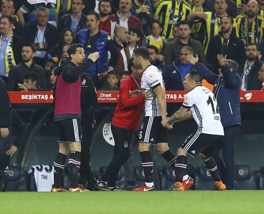 Fenerbahce v Besiktas: Ziraat Turkish Cup ISTANBUL, TURKEY - APRIL 19: Medel (R) of Besiktas tries to calm his teammate Dusko Tosic (2nd R) down during Ziraat Turkish Cup Semi Final second leg soccer match between Fenerbahce and Besiktas at the Ulker Stadium in Istanbul, Turkey on April 19, 2018. The match was cancelled after the latest incidents. Istanbul Turkey. Editorial use only. Please get in touch for any other usage. Copyright: x2025xAnadoluxSerhatxÇaÄüdaÅüx