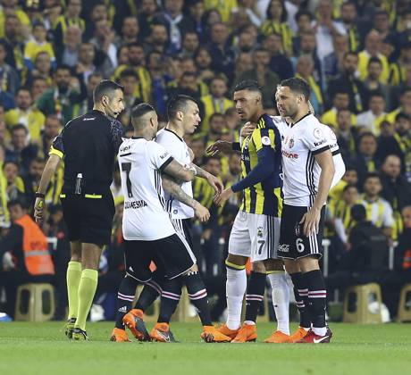 Fenerbahce v Besiktas: Ziraat Turkish Cup ISTANBUL, TURKEY - APRIL 19: Medel (C) of Besiktas argues with Nabil Dirar (2nd R) of Fenerbahce during Ziraat Turkish Cup Semi Final second leg soccer match between Fenerbahce and Besiktas at the Ulker Stadium in Istanbul, Turkey on April 19, 2018. The match was cancelled after the latest incidents. Istanbul Turkey. Editorial use only. Please get in touch for any other usage. Copyright: x2025xAnadoluxSerhatxÇaÄüdaÅüx