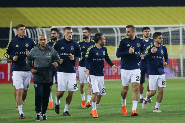 Fenerbahce v Besiktas: Ziraat Turkish Cup ISTANBUL, TURKEY - MAY 03: Players of Fenerbahce warm up ahead of the Ziraat Turkish Cup soccer match between Fenerbahce and Besiktas at Ulker Stadium in Istanbul, Turkey on May 03, 2018. The game was decided to continue without spectators due to the incidents took place in the semi final return match causing the game to be cancelled. Besiktas did not turn up for the replay with Fenerbahce as the club announced earlier. Istanbul Turkey. Editorial use only. Please get in touch for any other usage. Copyright: x2025xAnadoluxArifxHüdaverdixYamanx