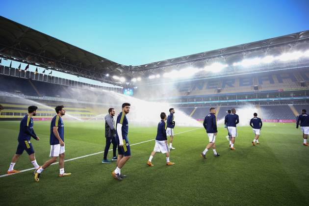 Fenerbahce v Besiktas: Ziraat Turkish Cup ISTANBUL, TURKEY - MAY 03: Players of Fenerbahce warm up ahead of the Ziraat Turkish Cup soccer match between Fenerbahce and Besiktas at Ulker Stadium in Istanbul, Turkey on May 03, 2018. The game was decided to continue without spectators due to the incidents took place in the semi final return match causing the game to be cancelled. Besiktas did not turn up for the replay with Fenerbahce as the club announced earlier. Istanbul Turkey. Editorial use only. Please get in touch for any other usage. Copyright: x2025xAnadoluxArifxHüdaverdixYamanx