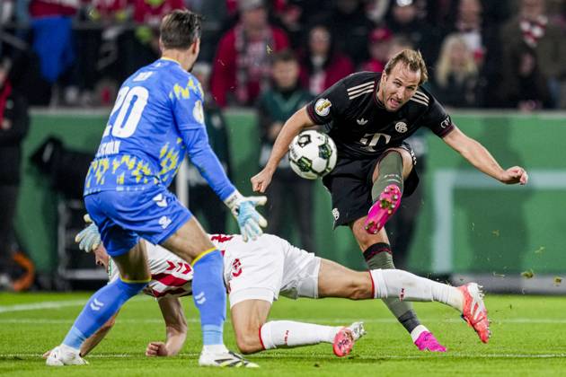 COLOGNE, GERMANY - OCTOBER 29: Harry Kane of Bayern Munchen shoots at goal and scores the second goal and passing the 1.FC Koln goalkeeper Ron-Robert Zieler during the DFB Cup match between 1. FC Koln and FC Bayern Munchen at RheinEnergieStadion on October 29, 2025 in Cologne, Germany. (Photo by Rene Nijhuis) SPO  Copyright: xRenexNijhuis