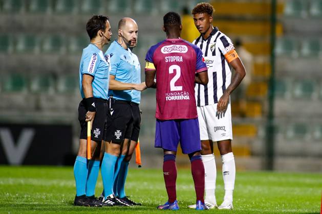 Liga Portugal 2: Portimonense - Torreense Portimao, Portugal - 30 10 2025: Liga Portugal 2 Meu Super 9th round match between SC Portimonense and SCU Torreense at Estadio Municipal de Portimao 9 Portimonense attacker, Tamble Ulisses Folgado Monteiro and 2 Torreense defender, Stopira with referee at cointoss before kick-off Mandatory Credit: Toby Tande Avant Sports Agency Portimao Estadio Municipal de Portimao Portugal Copyright: xTobyxTandex