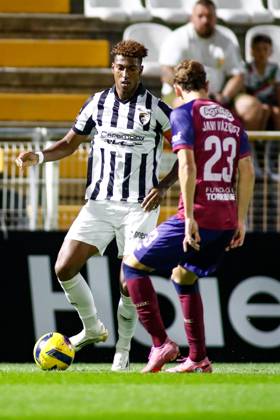 Liga Portugal 2: Portimonense - Torreense Portimao, Portugal - 30 10 2025: Liga Portugal 2 Meu Super 9th round match between SC Portimonense and SCU Torreense at Estadio Municipal de Portimao 9 Portimonense attacker, Tamble Ulisses Folgado Monteiro with the ball taking on 23 Torreense defender, Javi Vazquez Mandatory Credit: Toby Tande Avant Sports Agency Portimao Estadio Municipal de Portimao Portugal Copyright: xTobyxTandex