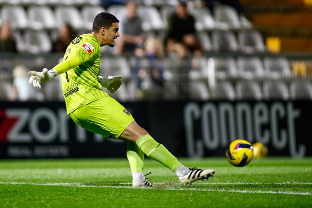 Liga Portugal 2: Portimonense - Torreense Portimao, Portugal - 30 10 2025: Liga Portugal 2 Meu Super 9th round match between SC Portimonense and SCU Torreense at Estadio Municipal de Portimao 1 Torreense goalkeeper, Lucas Paes with a goalkick Mandatory Credit: Toby Tande Avant Sports Agency Portimao Estadio Municipal de Portimao Portugal Copyright: xTobyxTandex
