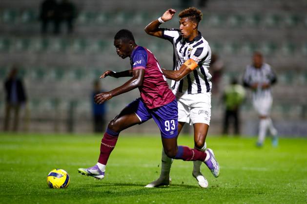 Liga Portugal 2: Portimonense - Torreense Portimao, Portugal - 30 10 2025: Liga Portugal 2 Meu Super 9th round match between SC Portimonense and SCU Torreense at Estadio Municipal de Portimao 93 Torreense attacker, Mohamed Ali Diade shields the ball from 9 Portimonense attacker, Tamble Ulisses Folgado Monteiro Mandatory Credit: Toby Tande Avant Sports Agency Portimao Estadio Municipal de Portimao Portugal Copyright: xTobyxTandex