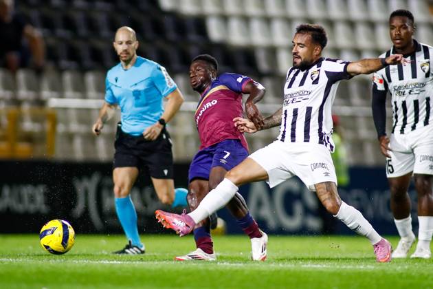 Liga Portugal 2: Portimonense - Torreense Portimao, Portugal - 30 10 2025: Liga Portugal 2 Meu Super 9th round match between SC Portimonense and SCU Torreense at Estadio Municipal de Portimao 17 Portimonense defender, Joao Reis with a long toe in a race for the ball with 7 Torreense attacker, Dany Jean Mandatory Credit: Toby Tande Avant Sports Agency Portimao Estadio Municipal de Portimao Portugal Copyright: xTobyxTandex
