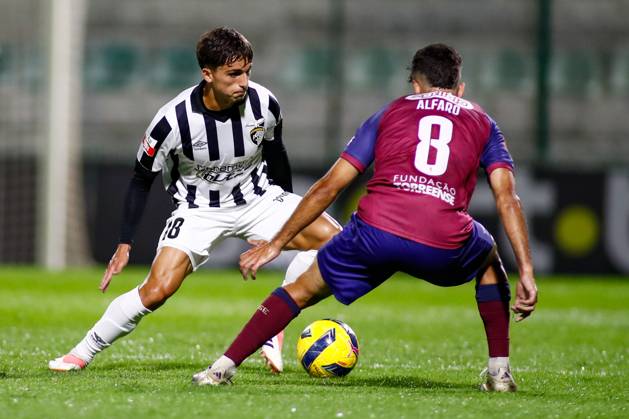 Liga Portugal 2: Portimonense - Torreense Portimao, Portugal - 30 10 2025: Liga Portugal 2 Meu Super 9th round match between SC Portimonense and SCU Torreense at Estadio Municipal de Portimao 18 Portimonense attacker, Mamede takes on 8 Torreense midfielder, Alejandro Alfaro Mandatory Credit: Toby Tande Avant Sports Agency Portimao Estadio Municipal de Portimao Portugal Copyright: xTobyxTandex