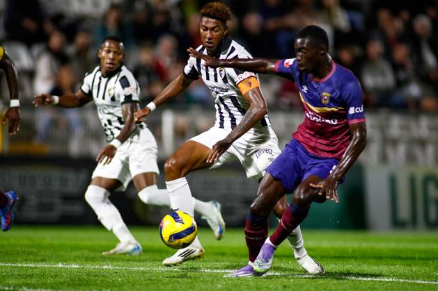Liga Portugal 2: Portimonense - Torreense Portimao, Portugal - 30 10 2025: Liga Portugal 2 Meu Super 9th round match between SC Portimonense and SCU Torreense at Estadio Municipal de Portimao 9 Portimonense attacker, Tamble Ulisses Folgado Monteiro looks to get past 93 Torreense attacker, Mohamed Ali Diade Mandatory Credit: Toby Tande Avant Sports Agency Portimao Estadio Municipal de Portimao Portugal Copyright: xTobyxTandex