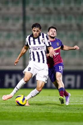 Liga Portugal 2: Portimonense - Torreense Portimao, Portugal - 30 10 2025: Liga Portugal 2 Meu Super 9th round match between SC Portimonense and SCU Torreense at Estadio Municipal de Portimao 8 Portimonense midfielder, Samuel Lobato passes the ball forward ahead of 11 Torreense attacker, Manu Pozo Mandatory Credit: Toby Tande Avant Sports Agency Portimao Estadio Municipal de Portimao Portugal Copyright: xTobyxTandex
