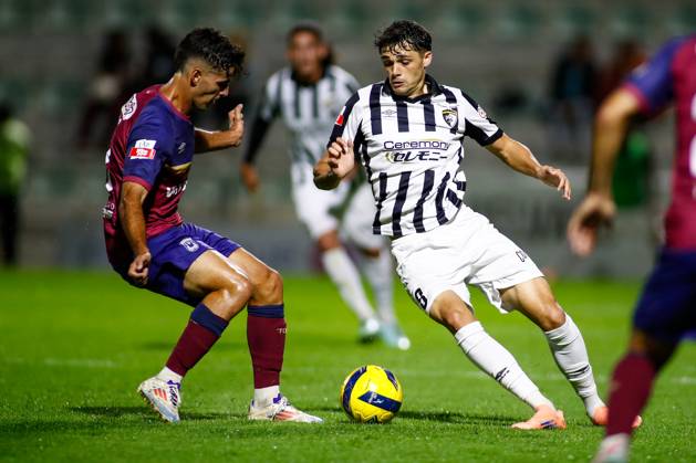 Liga Portugal 2: Portimonense - Torreense Portimao, Portugal - 30 10 2025: Liga Portugal 2 Meu Super 9th round match between SC Portimonense and SCU Torreense at Estadio Municipal de Portimao 8 Portimonense midfielder, Samuel Lobato cuts in with the ball Mandatory Credit: Toby Tande Avant Sports Agency Portimao Estadio Municipal de Portimao Portugal Copyright: xTobyxTandex