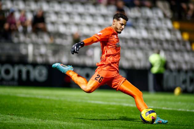 Liga Portugal 2: Portimonense - Torreense Portimao, Portugal - 30 10 2025: Liga Portugal 2 Meu Super 9th round match between SC Portimonense and SCU Torreense at Estadio Municipal de Portimao 26 Portimonense goalkeeper, Maycon Cleiton kicks the ball out Mandatory Credit: Toby Tande Avant Sports Agency Portimao Estadio Municipal de Portimao Portugal Copyright: xTobyxTandex