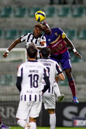 Liga Portugal 2: Portimonense - Torreense Portimao, Portugal - 30 10 2025: Liga Portugal 2 Meu Super 9th round match between SC Portimonense and SCU Torreense at Estadio Municipal de Portimao 9 Portimonense attacker, Tamble Ulisses Folgado Monteiro climbs high and wins a header Mandatory Credit: Toby Tande Avant Sports Agency Portimao Estadio Municipal de Portimao Portugal Copyright: xTobyxTandex