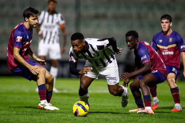 Liga Portugal 2: Portimonense - Torreense Portimao, Portugal - 30 10 2025: Liga Portugal 2 Meu Super 9th round match between SC Portimonense and SCU Torreense at Estadio Municipal de Portimao 15 Portimonense midfielder, Joao Vitor Xavier de Almeida running forward with the ball between Torreense players Mandatory Credit: Toby Tande Avant Sports Agency Portimao Estadio Municipal de Portimao Portugal Copyright: xTobyxTandex