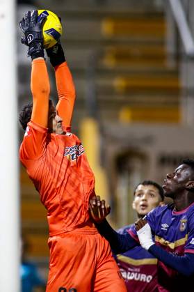 Liga Portugal 2: Portimonense - Torreense Portimao, Portugal - 30 10 2025: Liga Portugal 2 Meu Super 9th round match between SC Portimonense and SCU Torreense at Estadio Municipal de Portimao 26 Portimonense goalkeeper, Maycon Cleiton with a save Mandatory Credit: Toby Tande Avant Sports Agency Portimao Estadio Municipal de Portimao Portugal Copyright: xTobyxTandex