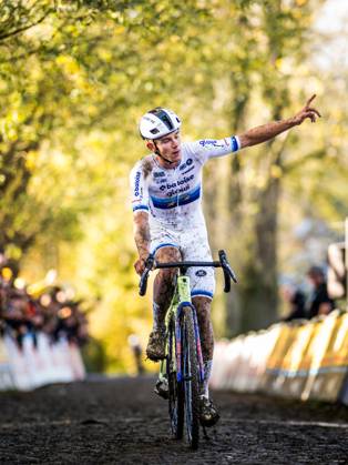Belgian Thibau Nys celebrates as he crosses the finish line to win the men elite race of the Koppenbergcross, the first race (out of eight) of the X2O Badkamers trophy cyclocross competition, in Melden, Oudenaarde, on Saturday 01 November 2025. JASPERxJACOBS  x138627996x