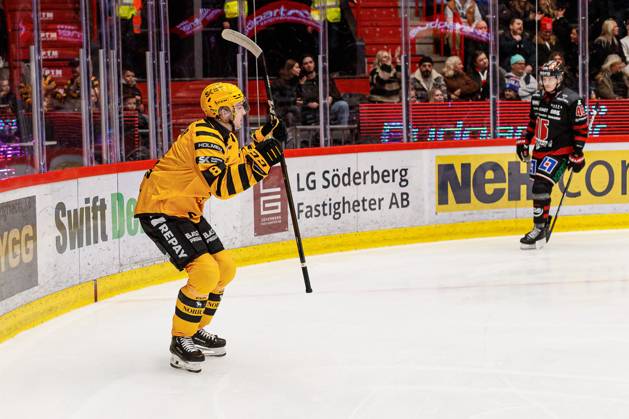 251101 Skellefteas Oliver Okuliar celebrates after 0 1 during the ice hockey match in SHL between Örebro and Skelleftea on November 1, 2025 in Örebro Copyright: JOHANxBERNSTRÖM BB251101JB009