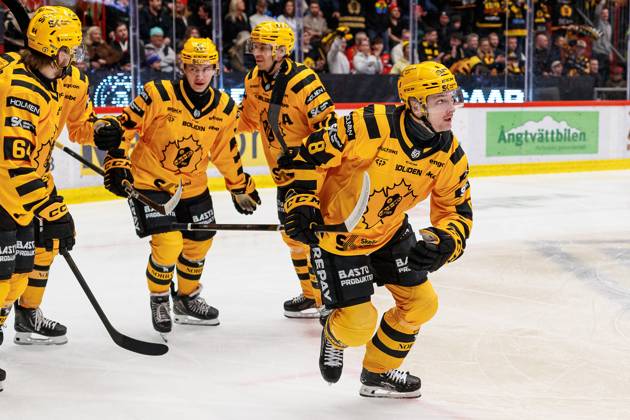 251101 Skellefteas Oliver Okuliar celebrates after 0 1 during the ice hockey match in SHL between Örebro and Skelleftea on November 1, 2025 in Örebro Copyright: JOHANxBERNSTRÖM BB251101JB010
