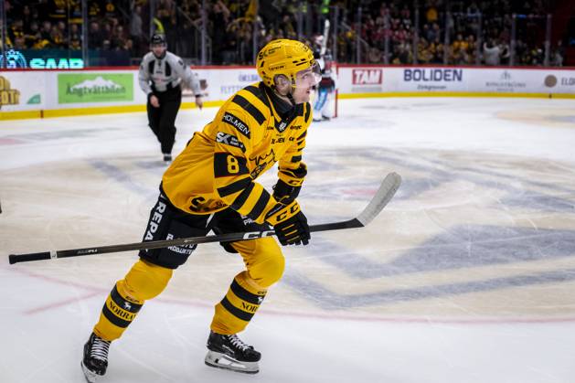 251101 Skellefteas Oliver Okuliar celebrates after 0 1 during the ice hockey match in SHL between Örebro and Skelleftea on November 1, 2025 in Örebro Copyright: JOHANxBERNSTRÖM BB251101JB057