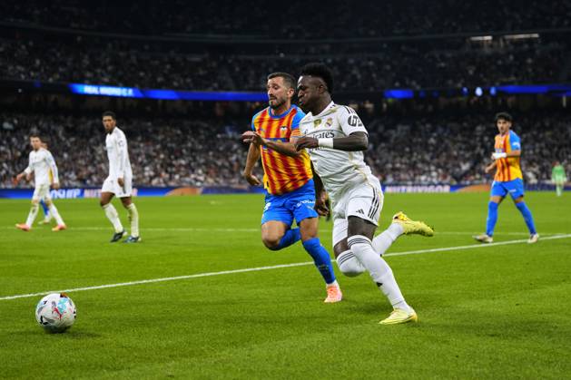 ESP: Real Madrid CF - Valencia CF. La Liga EA Sports. Date 11 Vinicius Junior of Real Madrid CF and Jose Gaya of Valencia CF during the La Liga EA Sports match between Real Madrid CF and Valencia CF played at Santiago Bernabeu Stadium on November 1, 2025 in Madrid. kpng Copyright: xCesarxCebollax xPRESSINx PS_251101_RMA_VAL_2526_095