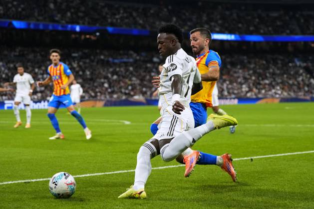 ESP: Real Madrid CF - Valencia CF. La Liga EA Sports. Date 11 Vinicius Junior of Real Madrid CF and Jose Gaya of Valencia CF during the La Liga EA Sports match between Real Madrid CF and Valencia CF played at Santiago Bernabeu Stadium on November 1, 2025 in Madrid. kpng Copyright: xCesarxCebollax xPRESSINx PS_251101_RMA_VAL_2526_096