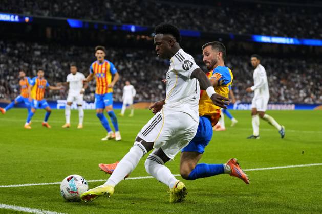 ESP: Real Madrid CF - Valencia CF. La Liga EA Sports. Date 11 Vinicius Junior of Real Madrid CF and Jose Gaya of Valencia CF during the La Liga EA Sports match between Real Madrid CF and Valencia CF played at Santiago Bernabeu Stadium on November 1, 2025 in Madrid. kpng Copyright: xCesarxCebollax xPRESSINx PS_251101_RMA_VAL_2526_097