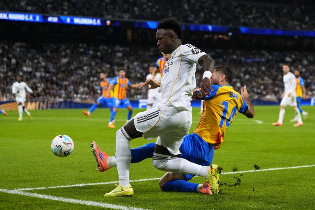 ESP: Real Madrid CF - Valencia CF. La Liga EA Sports. Date 11 Vinicius Junior of Real Madrid CF and Jose Gaya of Valencia CF during the La Liga EA Sports match between Real Madrid CF and Valencia CF played at Santiago Bernabeu Stadium on November 1, 2025 in Madrid. kpng Copyright: xCesarxCebollax xPRESSINx PS_251101_RMA_VAL_2526_098