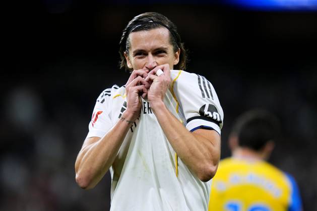 ESP: Real Madrid CF - Valencia CF. La Liga EA Sports. Date 11 Alvaro Carreras of Real Madrid CF celebrates after scoring the 4-0 during the La Liga EA Sports match between Real Madrid CF and Valencia CF played at Santiago Bernabeu Stadium on November 1, 2025 in Madrid. kpng Copyright: xCesarxCebollax xPRESSINx PS_251101_RMA_VAL_2526_102