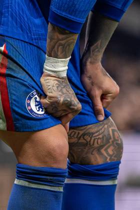 Tottenham Hotspur v Chelsea FC, Premier League, Football, The Tottenham Hotspur Stadium, London, UK - 01 Nov 2025 Close up of the hand tattoos of Enzo Fernandez of Chelsea FC London The Tottenham Hotspur Stadium Tottenham GBR, UK NEWSPAPERS OUT Copyright: xEllixBirchx