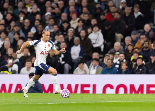 Tottenham Hotspur v Chelsea FC, Premier League, Football, The Tottenham Hotspur Stadium, London, UK - 01 Nov 2025 Xavi Simons of Tottenham Hotspur races up the wing London The Tottenham Hotspur Stadium Tottenham GBR, UK NEWSPAPERS OUT Copyright: xEllixBirchx