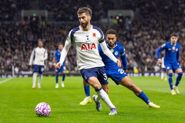 Tottenham Hotspur v Chelsea FC, Premier League, Football, The Tottenham Hotspur Stadium, London, UK - 01 Nov 2025 Reece James of Chelsea FC pressures Rodrigo Bentancur of Tottenham Hotspur London The Tottenham Hotspur Stadium Tottenham GBR, UK NEWSPAPERS OUT Copyright: xEllixBirchx