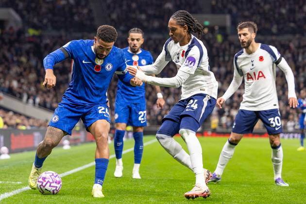 Tottenham Hotspur v Chelsea FC, Premier League, Football, The Tottenham Hotspur Stadium, London, UK - 01 Nov 2025 Djed Spence of Tottenham Hotspur pressures Reece James of Chelsea FC London The Tottenham Hotspur Stadium Tottenham GBR, UK NEWSPAPERS OUT Copyright: xEllixBirchx