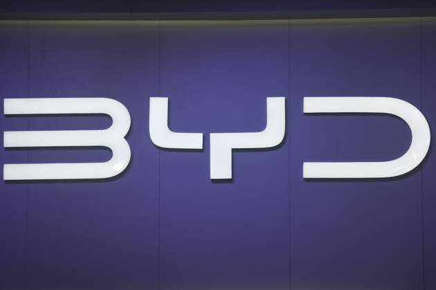 BYD Auto HANGZHOU, CHINA - NOVEMBER 1, 2025 - Citizens watch BYD s new energy vehicles at an auto show in Hangzhou, Zhejiang Province, China on November 1, 2025. Hangzhou Zhejiang China  Copyright: xCFOTOx i1762100326621