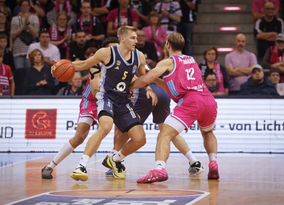 Melvin Jostmann Telekom Baskets Bonn vs Sam Griesel ALBA Berlin 6 Speiltag season 2025 26