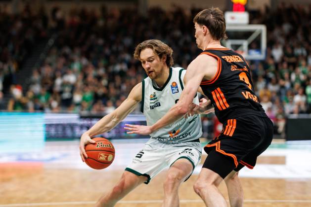 Marco Hollersbacher Gladiators Trier in a duel with Joschka Ferner Rasta Vechta , Vet Concept Gladiators Trier vs Rasta Vechta, Basketball, easyCredit BBL, Matchday 6, Season 2025 2026, 02 11 2025 Vet Concept Gladiators Trier vs Rasta Vechta, Basketball, easyCredit BBL, Matchday 6, Season 2025 2026, 02 11 2025 Copyright: xEibner-Pressefoto AlexanderxNeisx EP_ANS