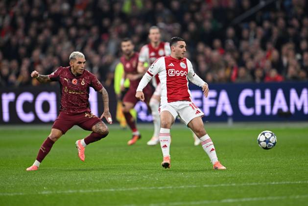 Ajax v Galatasaray - UEFA Champions League AMSTERDAM, NETHERLANDS - NOVEMBER 05: Lucas Torreira (34) of Galatasaray in action against Oscar Gloukh (10) of Ajax during the UEFA Champions League week 4 football match between Ajax and Galatasaray at Johan Cruijff Arena in Amsterdam, Netherlands on November 05, 2025. Halil Sagirkaya Anadolu Amsterdam Netherlands. Editorial use only. Please get in touch for any other usage. Copyright: x2025xAnadoluxHalilxSagirkayax