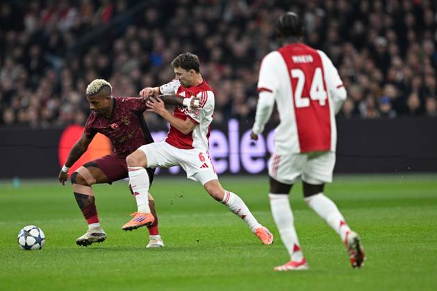 Ajax v Galatasaray - UEFA Champions League AMSTERDAM, NETHERLANDS - NOVEMBER 05: Mario Lemina (99) of Galatasaray in action against Youri Regeer (6) of Ajax during the UEFA Champions League week 4 football match between Ajax and Galatasaray at Johan Cruijff Arena in Amsterdam, Netherlands on November 05, 2025. Halil Sagirkaya Anadolu Amsterdam Netherlands. Editorial use only. Please get in touch for any other usage. Copyright: x2025xAnadoluxHalilxSagirkayax