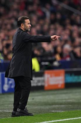 Ajax v Galatasaray - UEFA Champions League AMSTERDAM, NETHERLANDS - NOVEMBER 05: Galatasaray head coach Okan Buruk gives tactics to his players during the UEFA Champions League week 4 football match between Ajax and Galatasaray at Johan Cruijff Arena in Amsterdam, Netherlands on November 05, 2025. Halil Sagirkaya Anadolu Amsterdam Netherlands. Editorial use only. Please get in touch for any other usage. Copyright: x2025xAnadoluxHalilxSagirkayax