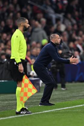Ajax v Galatasaray - UEFA Champions League AMSTERDAM, NETHERLANDS - NOVEMBER 05: Head Coach John Heitinga of Ajax gives tactics to his players during the UEFA Champions League week 4 football match between Ajax and Galatasaray at Johan Cruijff Arena in Amsterdam, Netherlands on November 05, 2025. Halil Sagirkaya Anadolu Amsterdam Netherlands. Editorial use only. Please get in touch for any other usage. Copyright: x2025xAnadoluxHalilxSaÄüırkayax