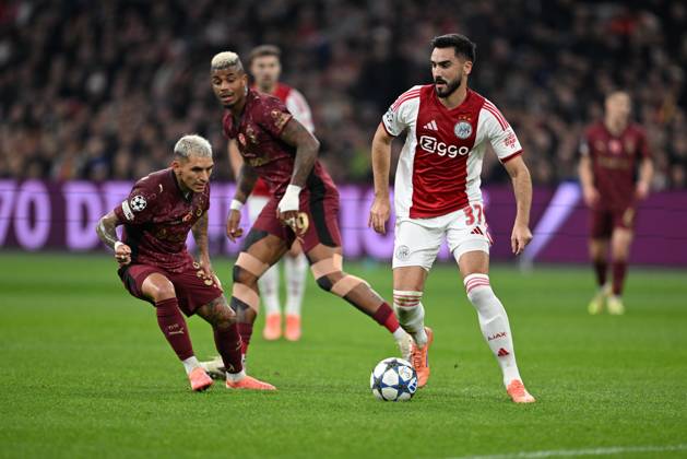 Ajax v Galatasaray - UEFA Champions League AMSTERDAM, NETHERLANDS - NOVEMBER 05: Lucas Torreira (34) of Galatasaray in action against Josip Sutalo (37) of Ajax during the UEFA Champions League week 4 football match between Ajax and Galatasaray at Johan Cruijff Arena in Amsterdam, Netherlands on November 05, 2025. Dursun Aydemir Anadolu Amsterdam Netherlands. Editorial use only. Please get in touch for any other usage. Copyright: x2025xAnadoluxDursunxAydemirx