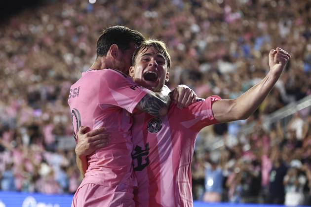 FT. LAUDERDALE, FL - NOVEMBER 08: Inter Miami forward Mateo Silvetti (24) celebrates his assist to Messi™s second goal of the first half during game three of the first round playoff patch between Nashville SC and Inter Miami CF on Saturday, November 8, 2025 at Chase Stadium in Fort Lauderdale, FL. (Photo by Peter Joneleit Icon Sportswire) SOCCER: NOV 08 MLS, Fussball Herren, USA Cup Playoffs Inter Miami CF vs Nashville SC EDITORIAL USE ONLY Icon251108090