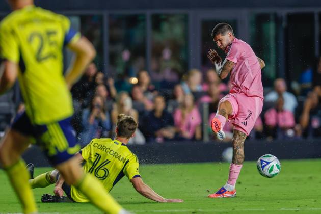 FT. LAUDERDALE, FL - NOVEMBER 08: Inter Miami midfielder Rodrigo de Paul (7) attempts a shot on goal in the first half during a MLS, Fussball Herren, USA Cup Playoffs match between Inter Miami CF and Nashville SC at Chase Stadium on November 08, 2025 in Fort Lauderdale, Florida. (Photo by Chris Arjoon Icon Sportswire) SOCCER: NOV 08 MLS Cup Playoffs Inter Miami CF vs Nashville SC EDITORIAL USE ONLY Icon25110800135
